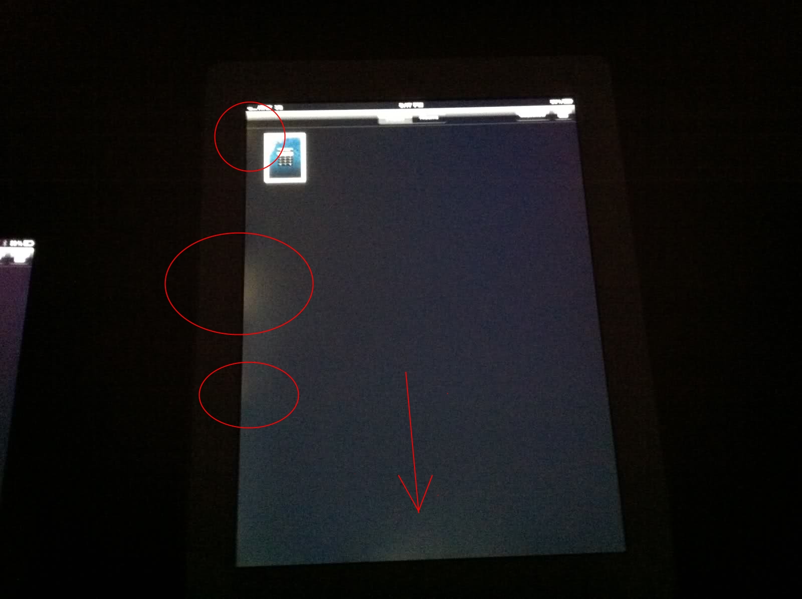 iPad 2 : Light leaking from Screen (Check the red rings)
