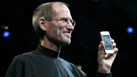 Apple-CEO-Steve-Jobs-introduces-the-iPhone-4