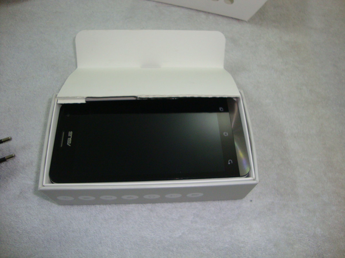 Asus Zenfone 5 in box picture