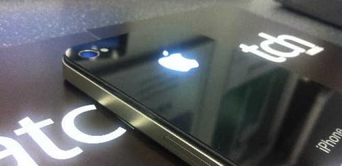 Glowing Apple logo on the back of iPhone 4